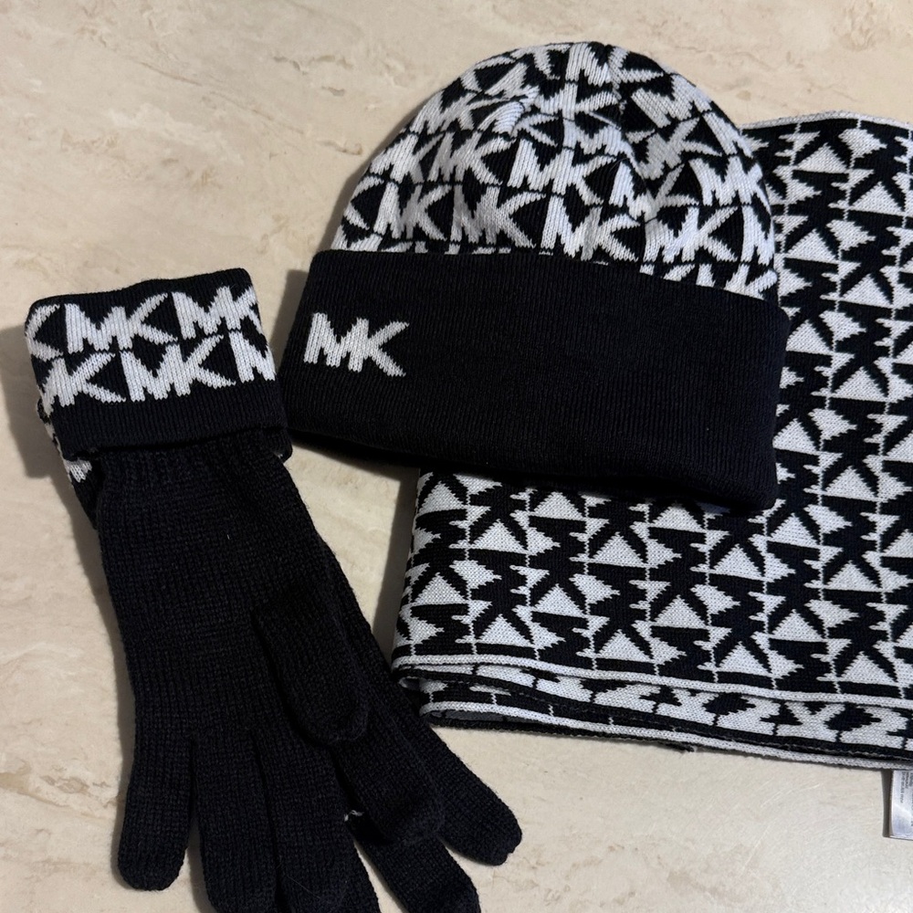 Michael Kors Black and White womens  Gloves Set